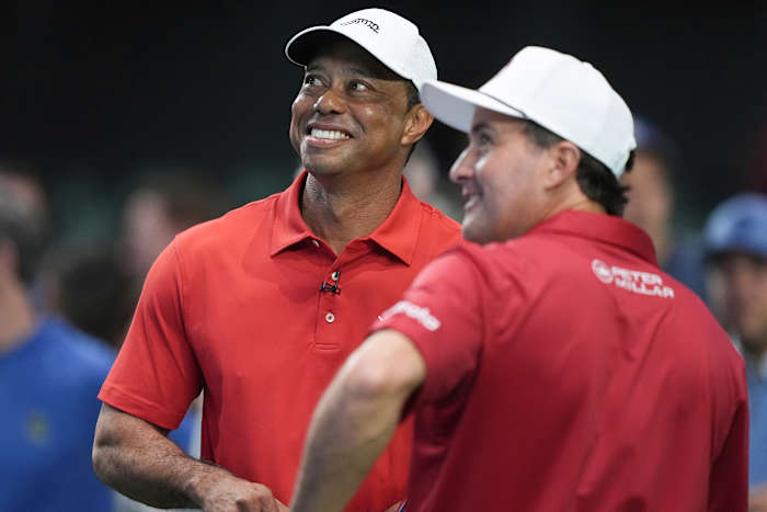 Tiger Woods maakt indoorgolfdebuut en vindt humor in klapverlies en merkt op 'hoe slecht profs kunnen zijn'