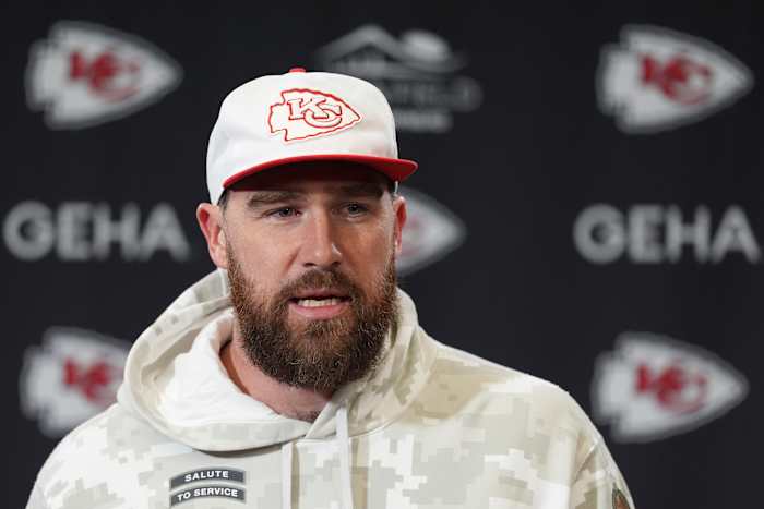 Travis Kelce zegt dat hij 'vroeger droomde' van het spelen van QB zoals Josh Allen doet