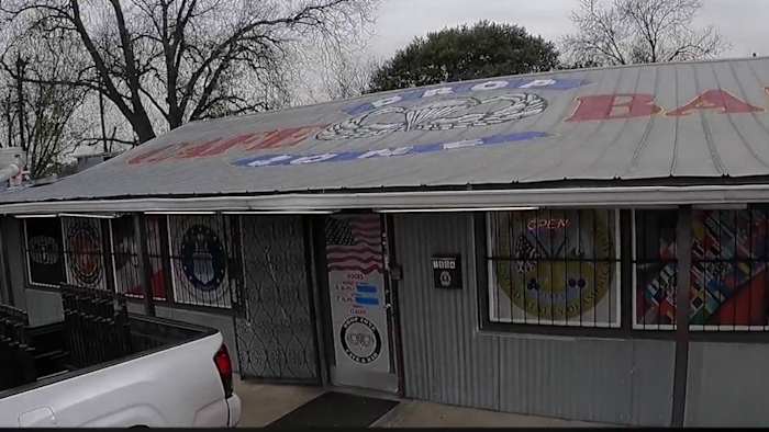 Uitwerpselen van knaagdieren gevonden bij Drop Zone Café & Bar. Medewerkers geven het koude weer als oorzaak