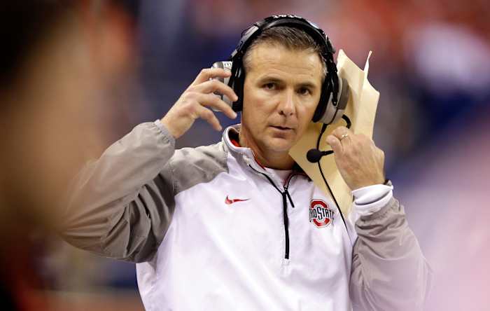 Urban Meyer voegt zich bij Nick Saban in de College Football HOF's Class of 2025; Vick en Strahan zijn ook verkozen