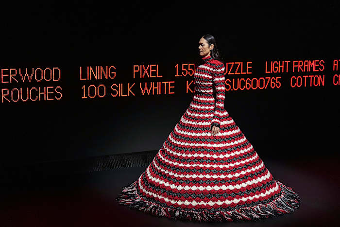 Valentino's nieuwe ontwerper toont geschiedenis en drama op Couture Debut in Parijs