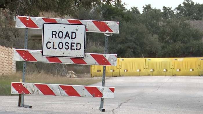 Verkeersspanning: De afsluiting van de westelijke Bexar County-straat verdeelt de gemeenschap
