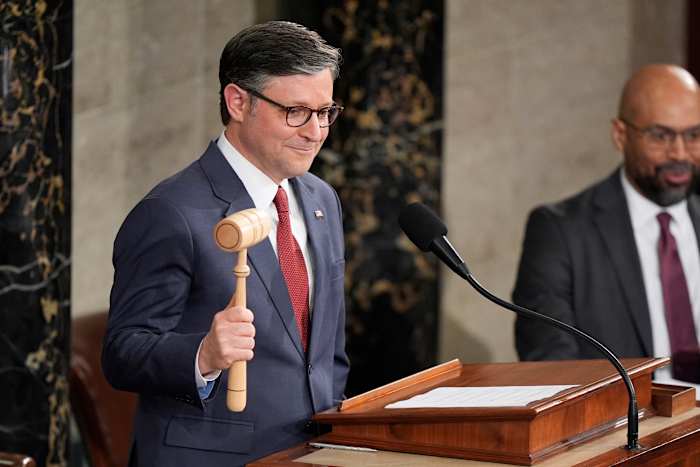 Voorzitter van het Huis van Afgevaardigden Mike Johnson behield zijn baan, maar er zijn tekenen van problemen in het verschiet