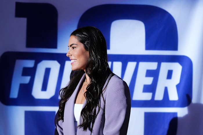 Washington doet afstand van zijn eerste damestrui, waardoor Kelsey Plum's nummer 10 naar de klippen loopt