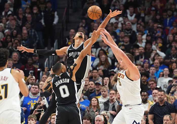 Wembanyama ontkent Jokic in de slotseconden toen de Spurs Nuggets met 113-110 versloegen