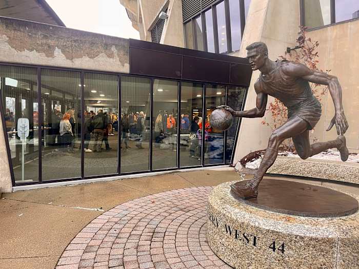 West Virginia viert het leven van NBA-grootheid Jerry West tijdens een uitverkochte wedstrijd met nr. 2 Iowa State