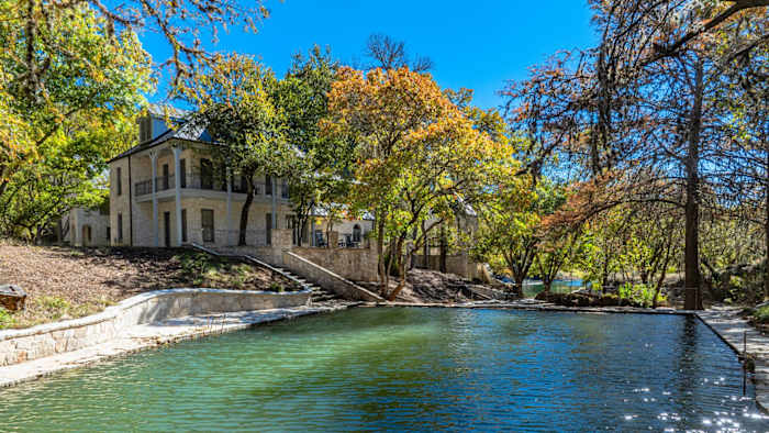 Wil je 12 meren en watervallen in je achtertuin? Een ranch van $ 65 miljoen in Hill Country zou perfect voor je kunnen zijn