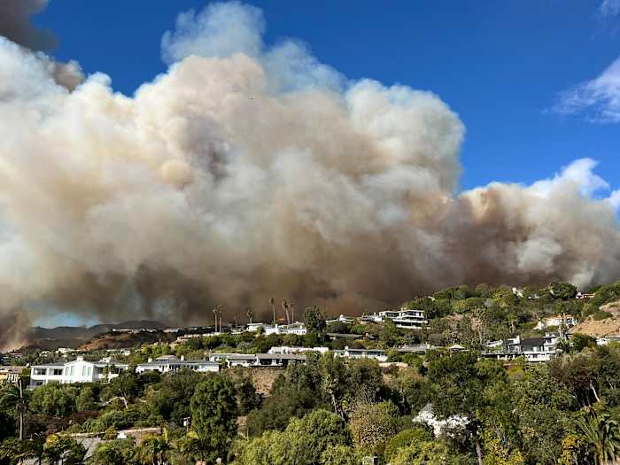 Windstoten en extreem brandweer keren terug naar Zuid-Californië
