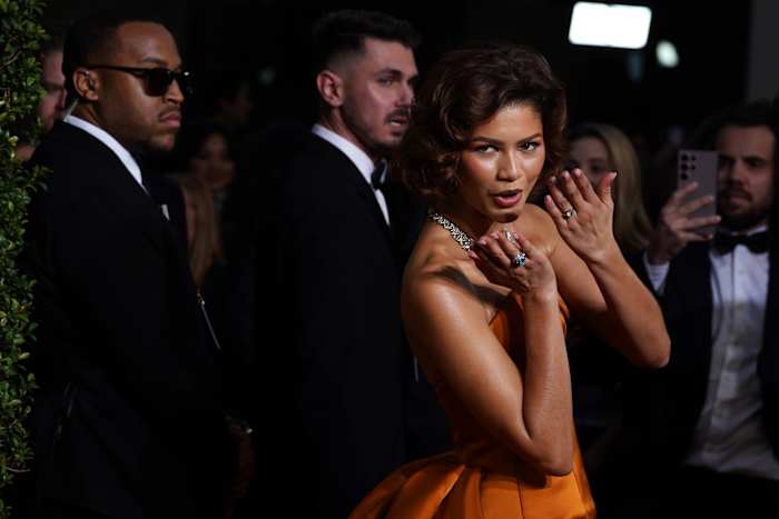 Zendaya wakkert verlovingsspeculatie aan bij Golden Globes met een sprankelende ring