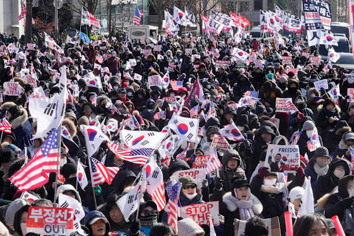 Zuid-Koreaanse wetgevers streven naar een onafhankelijk onderzoek, omdat de advocaten van Yoon waarschuwen dat detentie een ‘burgeroorlog’ kan veroorzaken