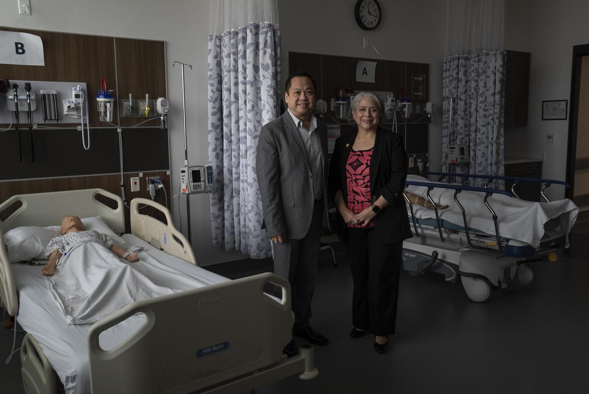 Jayson Valerio, regionale contactpersoon voor gezondheidszorg, en Margo Vargas Ayala, interim -decaan voor verpleegkunde en geallieerde gezondheid, poseren voor een foto aan het South Texas College in McAllen, Texas op 5 december 2024.Gabriel V. Cárdenas voor de Texas Tribune voor de Texas Tribune voor de Texas Tribune voor de Texas Tribune voor de Texas Tribune voor de Texas Tribune voor de Texas Tribune