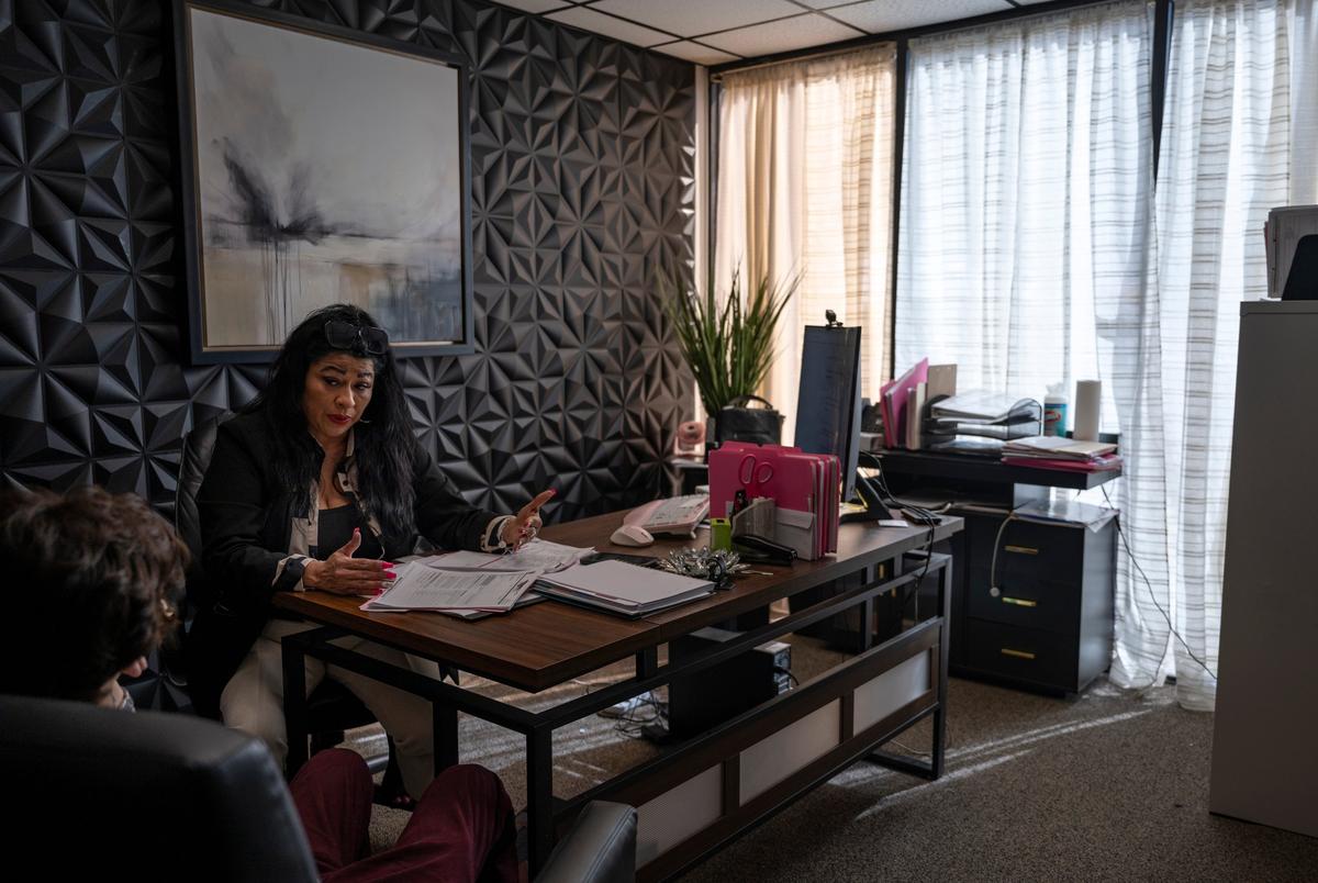 Theresa Servin werkt met een cliënt zonder papieren op haar kantoor op vrijdag 14 februari 2025 in Odessa.