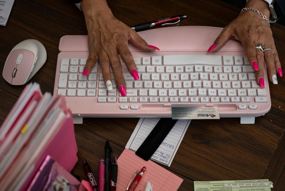 Theresa Servin werkt met een cliënt zonder papieren op haar kantoor op vrijdag 14 februari 2025 in Odessa.