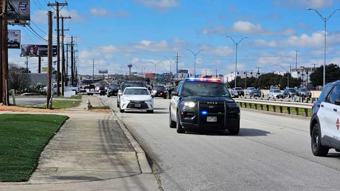 3 gewond bij het schieten met 2 voertuigen op I-35, andere verdachten ontvluchtten het toneel, zegt Sapd
