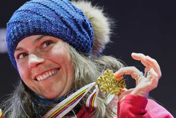 Amerikaanse skiër luchtige Johnson-markeringen keren terug van een verbod van 14 maanden met een goud in Wereldkampioenschap bergafwaarts
