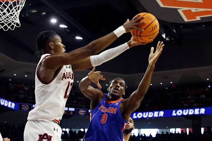 Auburn randen Alabama bovenop AP top 25 ondanks verlies, Duke en Florida verbonden op nummer 3; Uconn valt uit