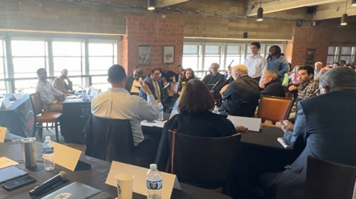 Bewoners van East Side geven zich zorgen, ideeën voor de onzekere toekomst van Frost Bank Center