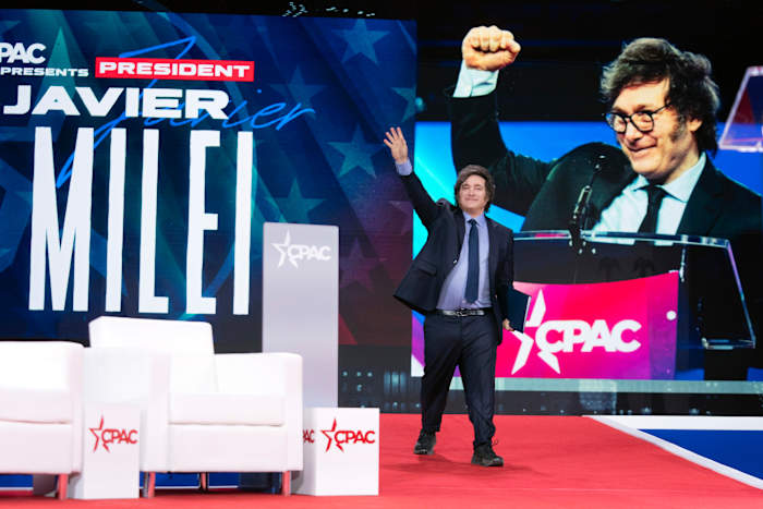 Bij CPAC legt Milei van Argentinië zijn kettingzaagmethoden uit en vergelijkt ze met Musk's Doge