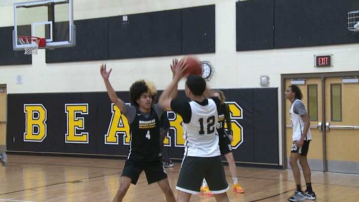 Brennan Bears Boys 'Basketball behoudt een hoge intensiteit in de praktijk voorafgaand aan playoff matchup