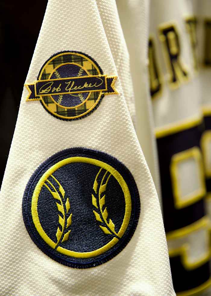 Brewers onthullen patch die ze op hun uniformen zullen dragen om Bob Uecker te eren
