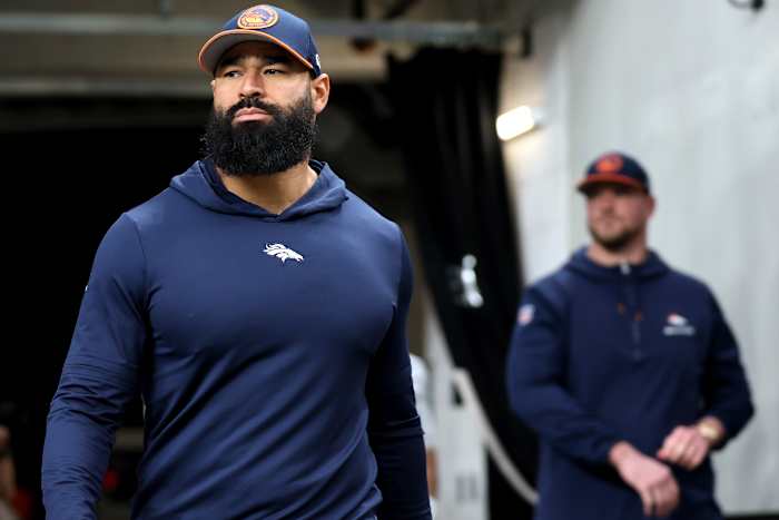 Broncos -assistent -coach Michael Wilhoite gearresteerd nadat hij ervan is beschuldigd een politieagent te slaan