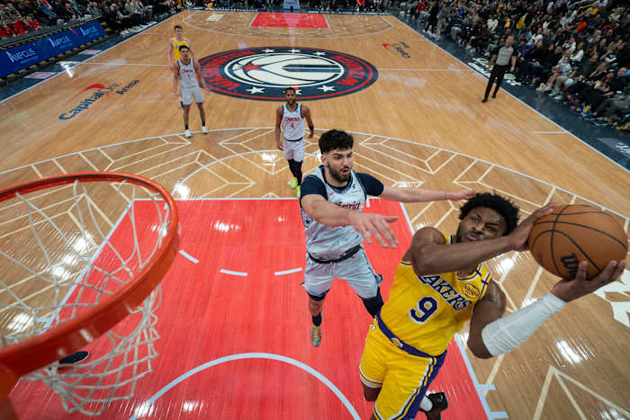 Bronny James speelt het hele 4e kwartaal - met veel ups en downs - in de Blowout -overwinning van Lakers