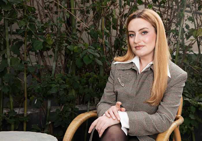 'Chicken Shop Date' Creator Amelia Dimolgenberg brengt flirterige onhandigheid naar de Oscars rode loper