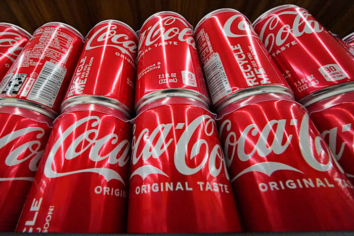 Coca-Cola keert de dia van de verkoopvolume om en stuurt de omzet in het vierde kwartaal met 6% hoger