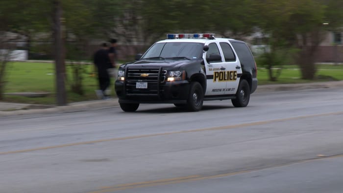 De 19-jarige man gearresteerd op DWI-vermoeden na het verwonden van 2 anderen bij crash, zegt SAPD