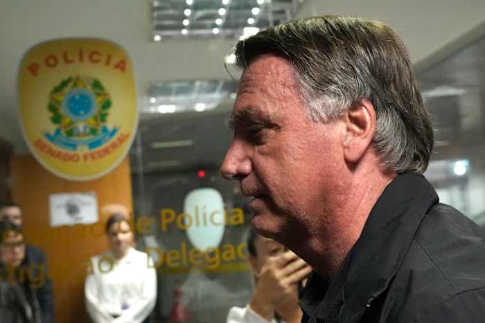 De Bolsonaro van Brazilië slaat 'vage' beschuldigingen na een poging tot coup -aanklacht