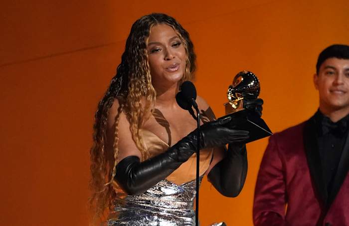 De Grammy's zijn hier met Beyoncé die alle genomineerden leidt op een show gevormd door de La Wildfires