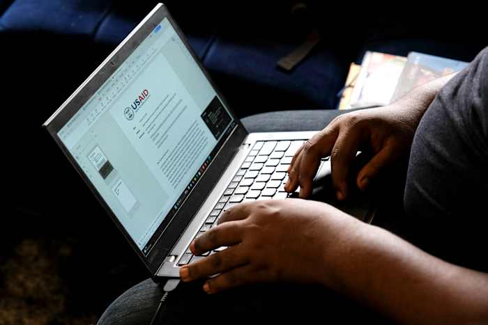 De LGBTQ -gemeenschap van Oeganda wordt geconfronteerd met angst en onzekerheid na het bevriezen van US Aid