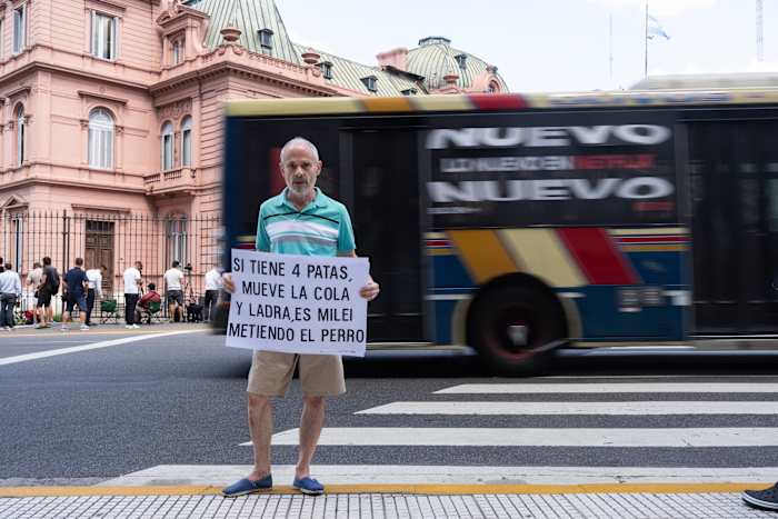 De Milei van Argentinië wordt geconfronteerd met fraude -sonde na het stimuleren van een crypto -munt die uren na de lancering neerstortte