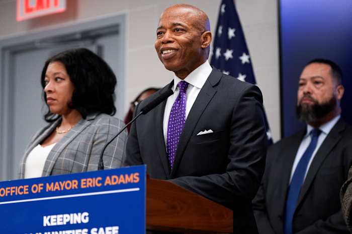 De gouverneur van New York zal NYC -burgemeester niet voorlopig verwijderen, maar is van plan het toezicht op het stadhuis te vergroten