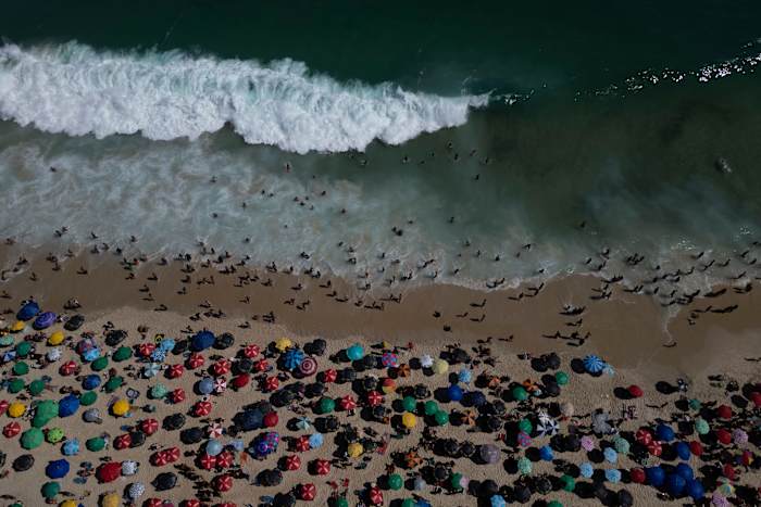 De heetste dag van Rio de Janeiro in minstens tien jaar stuurt bewoners naar het strand