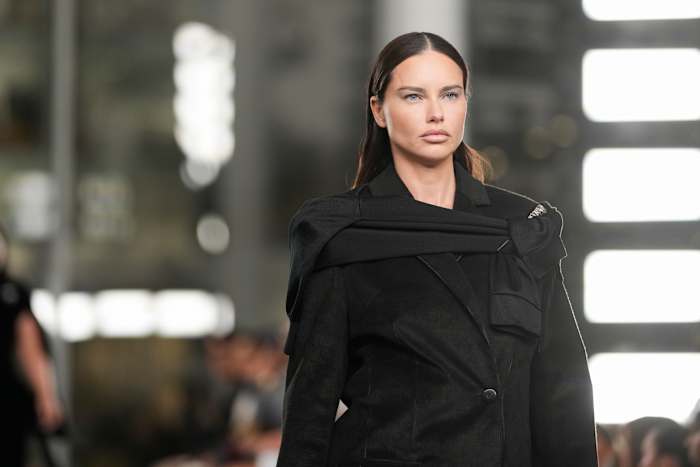 De iconische 'T' staat voor Twisted in Tory Burch's nieuwe collectie op New York Fashion Week