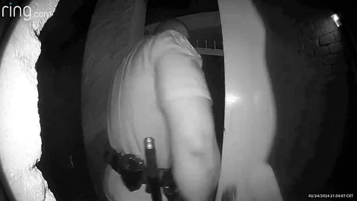 De mens dient een rechtszaak aan tegen SAPD -officieren die boeien, hebben hem vastgehouden nadat hij op een fout adres was opdagen