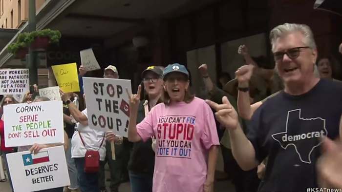 Demonstranten verzamelen zich in het centrum van San Antonio om te protesteren tegen Elon Musk, 'niet -gekozen invloed' op de Amerikaanse regering