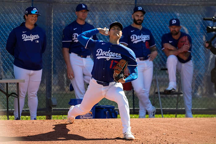 Dodgers -ster Shohei Ohtani gooit de 1e BP van de voorjaarstraining en zet een stap in de richting van mogelijk pitching