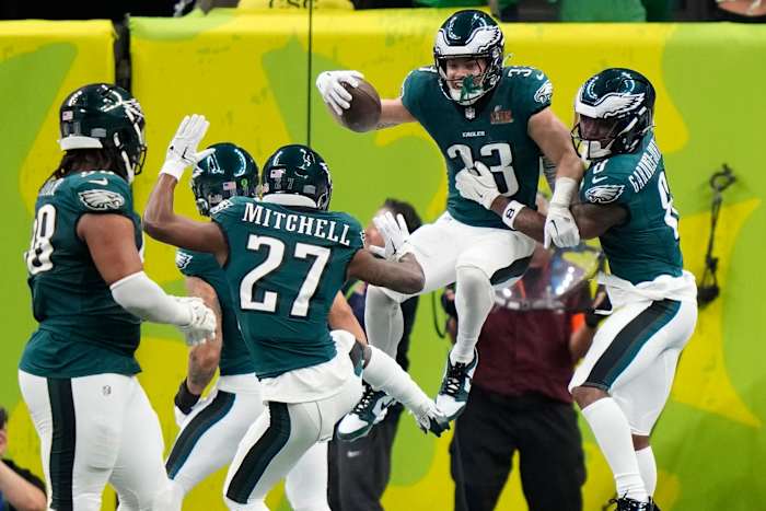 Eagles Defensie Smothers Mahomes en domineert Kansas City in de tweede Super Bowl -overwinning van Franchise