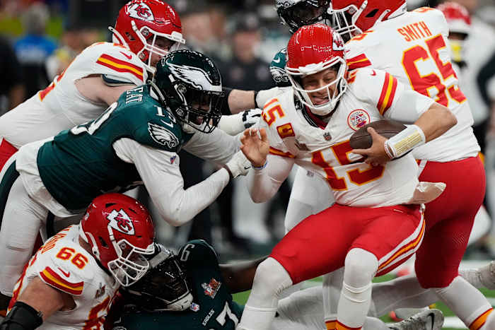 Eagles beantwoorden Mahomes Magic met 6 zakken, 3 omzet van KC QB in Super Bowl Blowout
