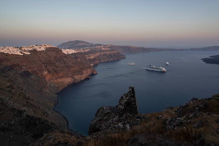 Emergency bemanningen die op Santorini zijn ingezet als een aardbeving zwerm zwerm zorgen Griekse experts