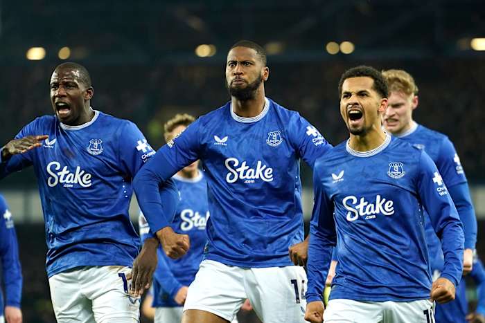 Everton scoort stop-time equalizer tegen Liverpool in de laatste Merseyside Derby in Goodison Park