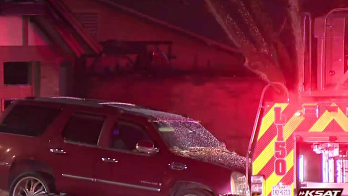 Familie ontsnapt aan huisbrand in West Bexar County als onderdeel van het dakstorting