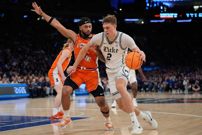 Flagg Fun: Illinois Coach suggereert dat de jonge Duke Star op school moet blijven en 'Chase A Girl' moet blijven