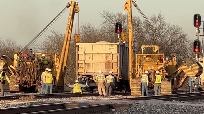 Geen verwondingen nadat de trein ontspoort, rolt aan de noordoostkant, de stad Kirby zegt