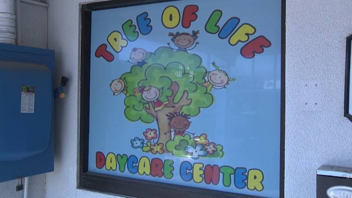 Gezinnen met schoolgaande kinderen die zich voorbereiden op de behoeften van de kinderopvang met koud weer