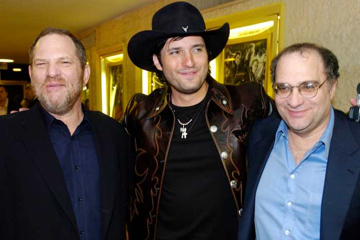 Harvey Weinstein zegt dat hij is gedupeerd om een ​​lening van een lening van $ 45 miljoen te garanderen, broer en andere film -execs aan te klagen