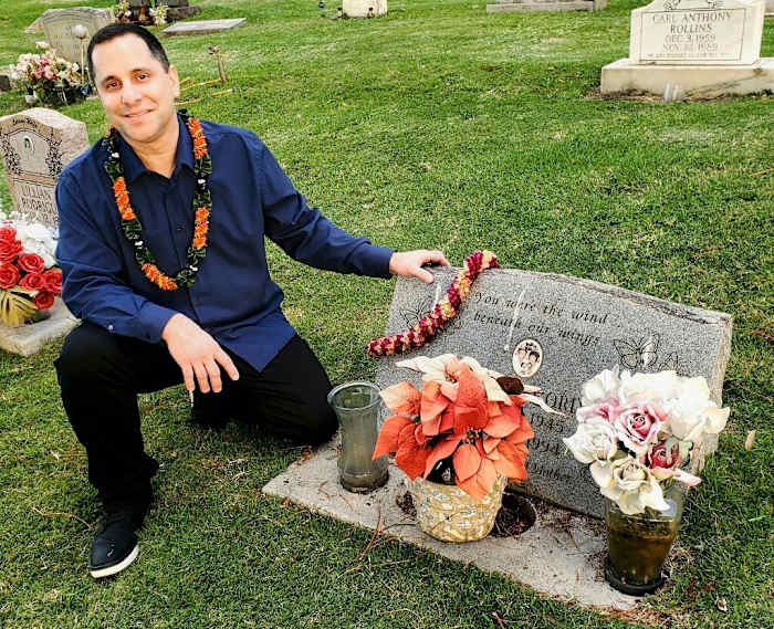 Hawaii -man bevrijd na 30 jaar in de gevangenisbezoekt Moeders graf en overdenkt alomtegenwoordige mobiele telefoons