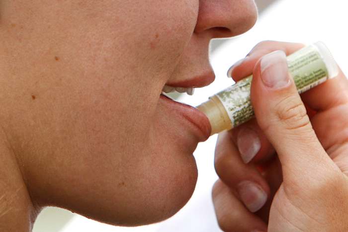 Helpt lipbalsem de lippen te schrappen? Dit is wat te weten